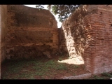 04071 ostia - regio i - insula vii - caseggiato dei misuratori del grano (i,vii,1-2) - via della fortuna - 3. raum re der treppe - 09-2023.jpg